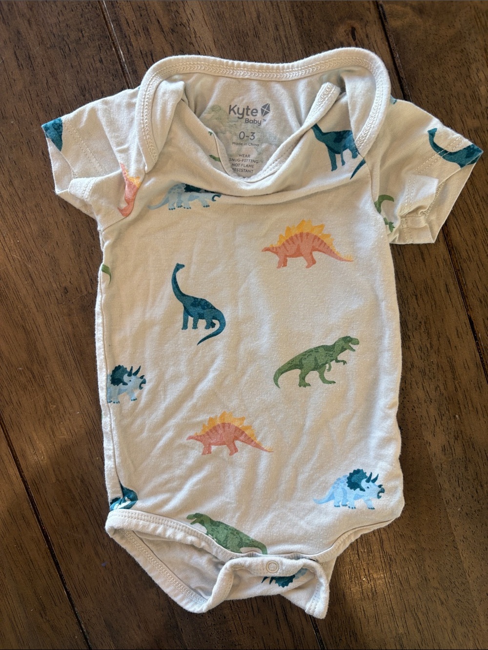 Kyte BABY Bamboo Bodysuit in Ecru Roar Print. Like New. Size: 0-3 mos. Unisex.